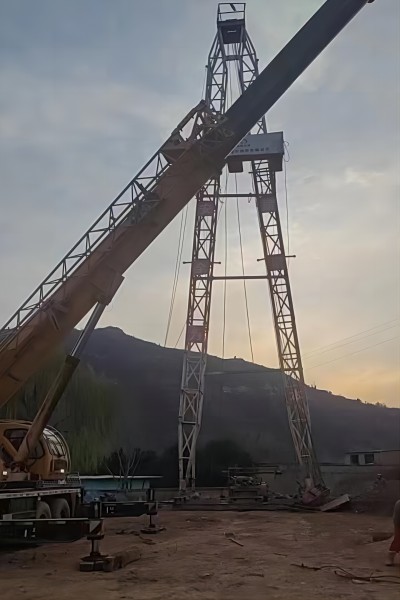 韓城分公司承攬的象山礦井井下排水、供水、壓風鉆孔工程順利開鉆.jpg
