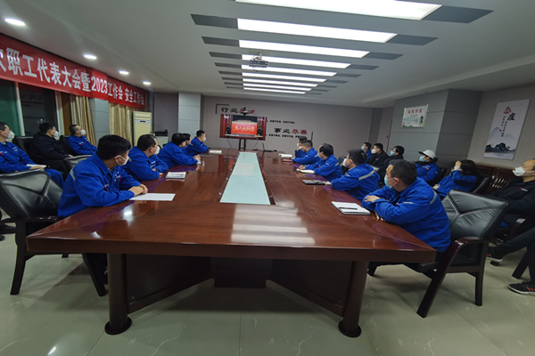 新泰能源公司組織觀看反腐倡廉專題片《永遠吹沖鋒號》.jpg