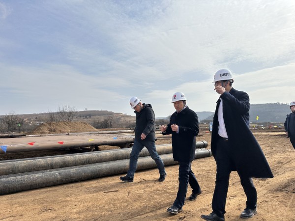 陜西彬長小莊礦業(yè)有限公司董事長、總經理趙華全等一行到銅川分公司實施的小莊礦40307工作面檢查指導工作-1.jpg