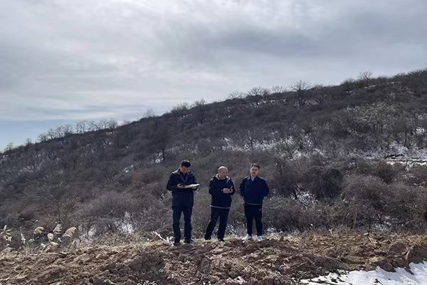 銅川分公司對(duì)陜西金源招賢礦業(yè)有限公司2306工作面防治沖擊地壓項(xiàng)目開(kāi)展野外踏勘.jpg