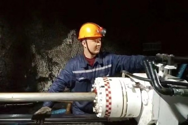榆林分公司《3403綜采工作面切眼高壓水預裂頂板工程》順利通過礦方開工驗收.jpg