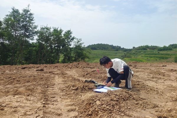 銅川分公司對陜西金源招賢礦業(yè)有限公司2306工作面防治沖擊地壓項目進行孔位指定.jpg