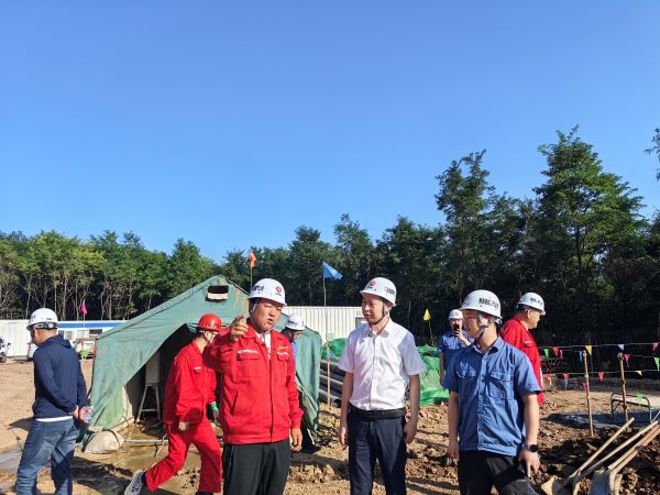 陜西金源招賢礦業(yè)有限公司生產(chǎn)技術(shù)部黨支部書記、生產(chǎn)技術(shù)部車間工會主席吳衛(wèi)星一行到銅川分公司承攬的招賢煤礦ZX-01L、ZX-03L井施工現(xiàn)場調(diào)研指導(dǎo)工作（1）.jpg