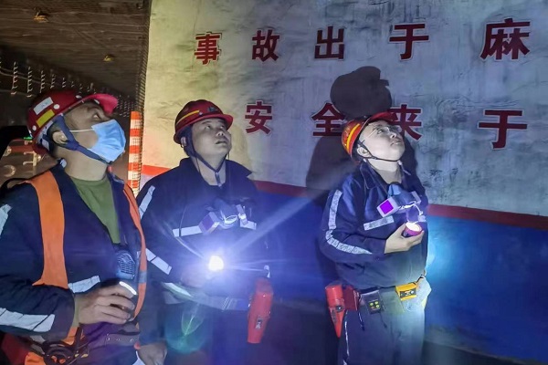 榆林分公司《小保當(dāng)二號(hào)煤礦132205工作面切眼水力壓裂初次放頂項(xiàng)目》順利通過竣工驗(yàn)收.jpg