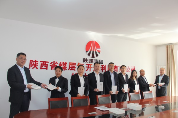 凝聚奮進(jìn)之力榆林分公司為全體黨員發(fā)放黨建書籍2.JPG