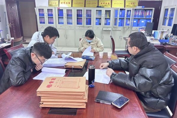 銅川分公司承擔(dān)的孟村礦井下排水系統(tǒng)擴(kuò)容鉆孔項(xiàng)目進(jìn)行預(yù)驗(yàn)收.jpg