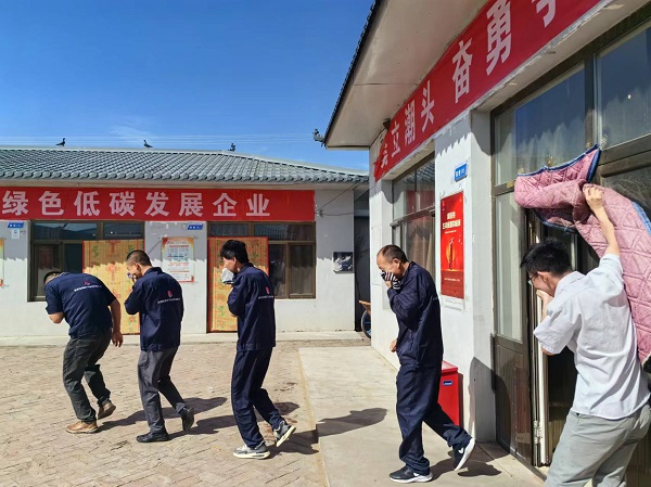 鉆探分公司小保當(dāng)項(xiàng)目部開(kāi)展消防應(yīng)急演練活動(dòng)2.jpg