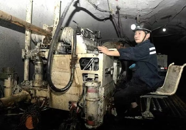 鉆探分公司《3209、3405綜采工作面切眼高壓水預裂頂板工程》順利通過礦方竣工驗收.jpg