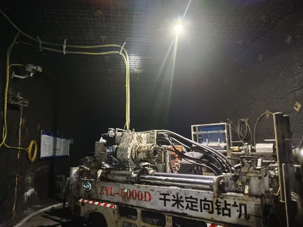 南翼東區(qū)頂板通過礦方開工驗收.jpg