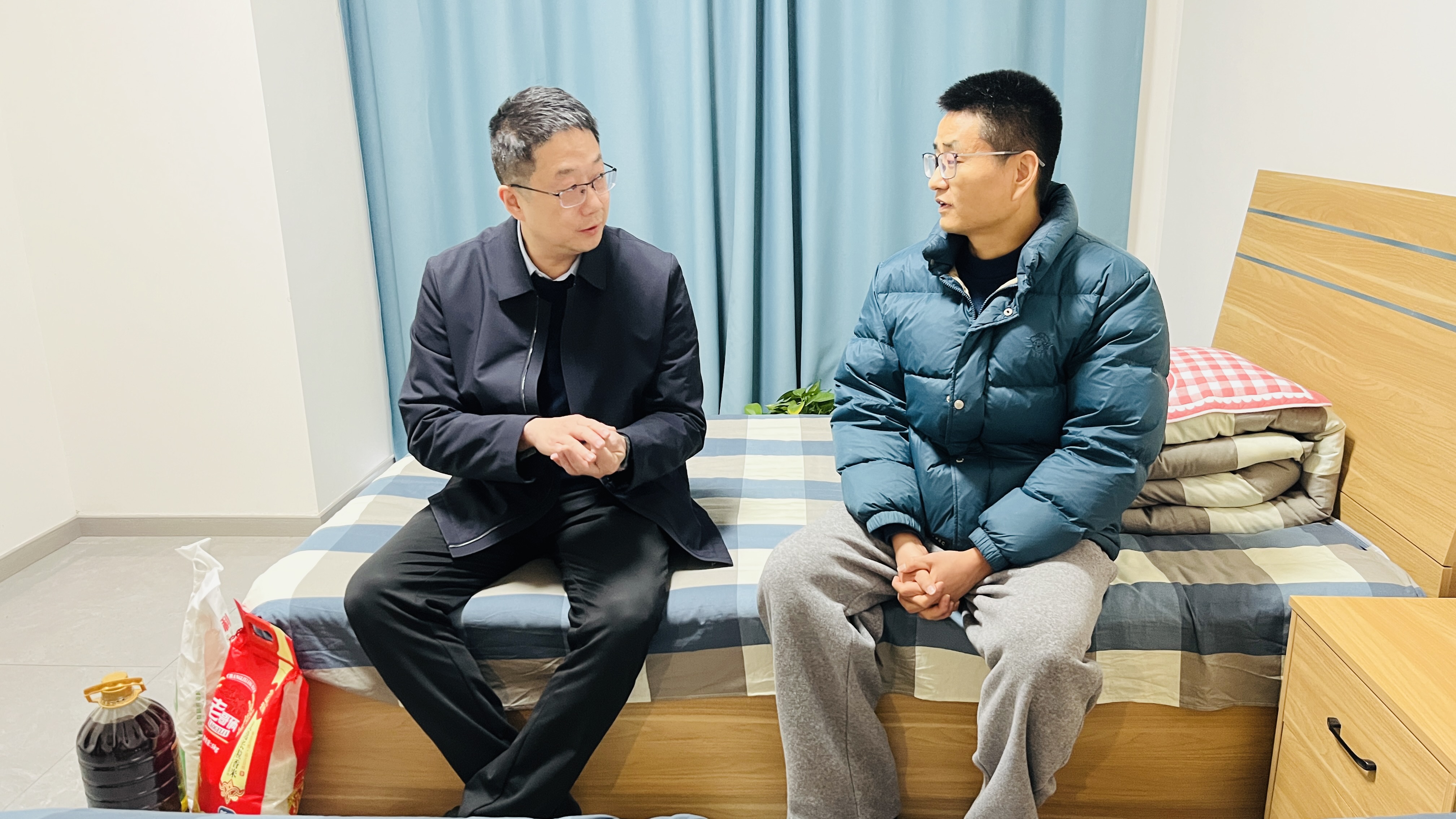 牛鴻波慰問(wèn)困難職工.jpg