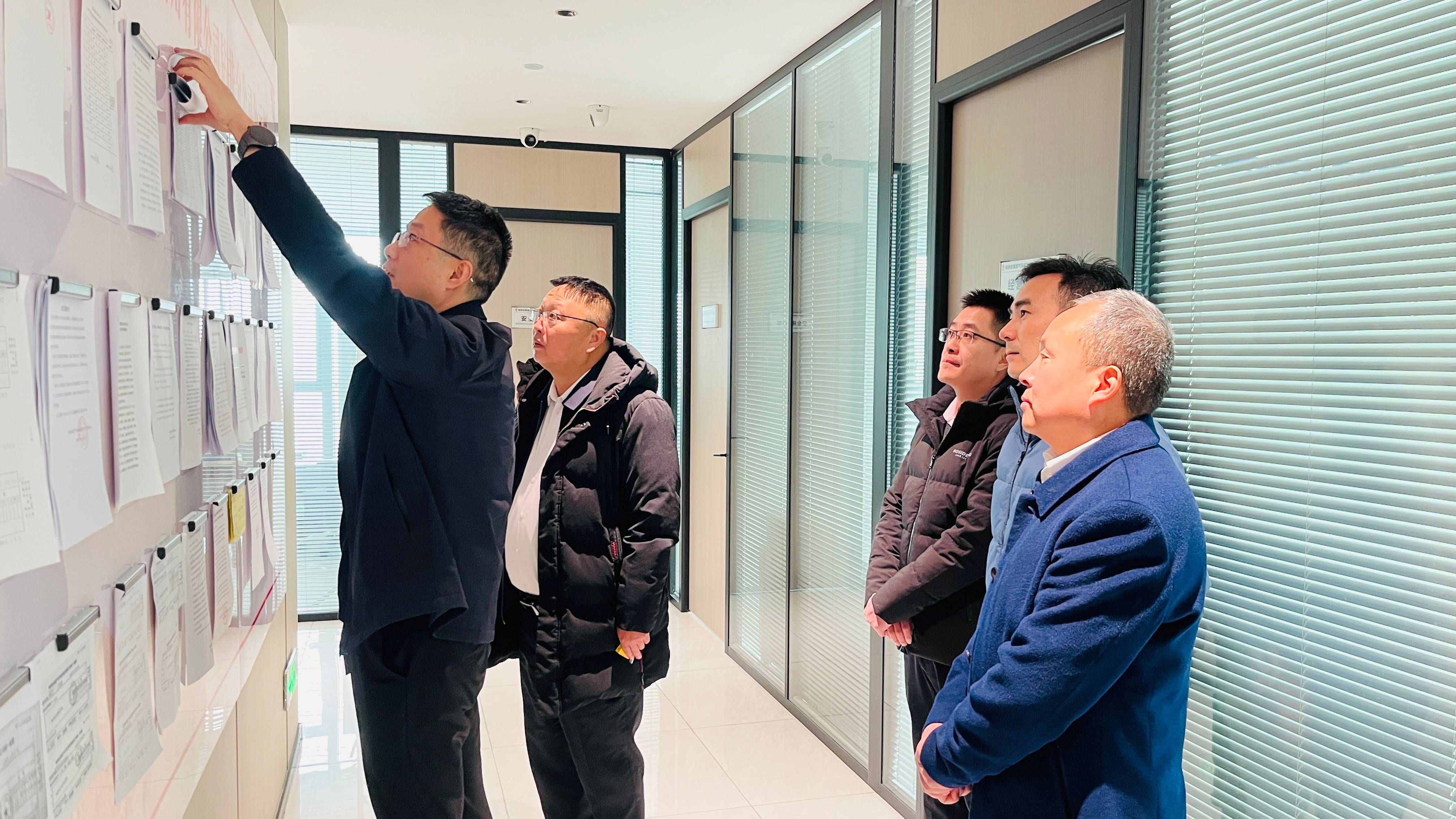 牛鴻波調(diào)研民主管理工作(1).jpg
