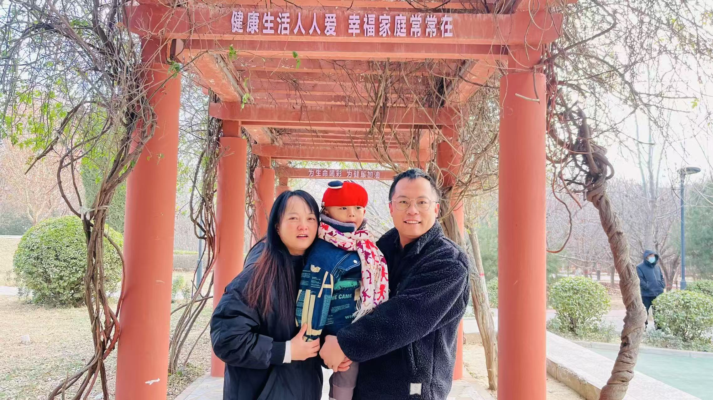 葉子龍一家三口合影 (2).jpg