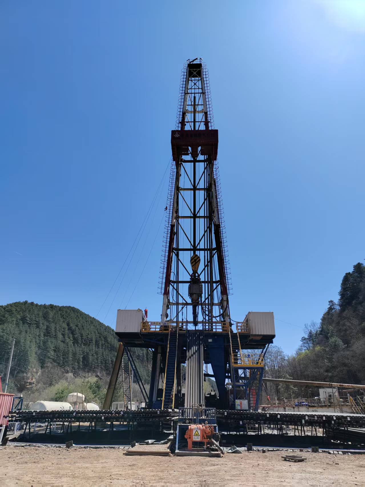 陜煤50009隊東灣1井臺累計進尺突破萬米大關(guān).jpg